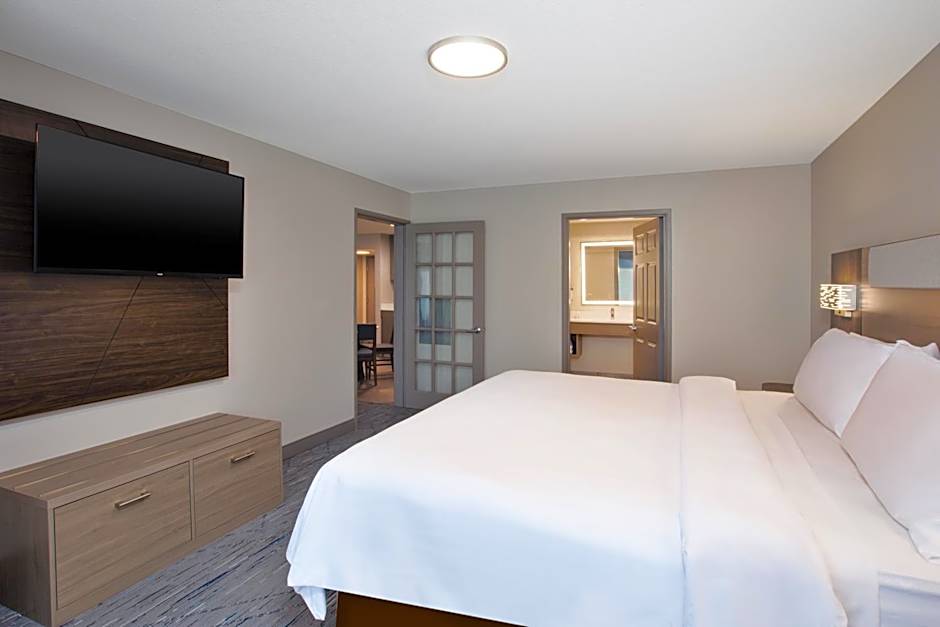Holiday Inn Express & Suites Milwaukee NW - Park Place By IHG
