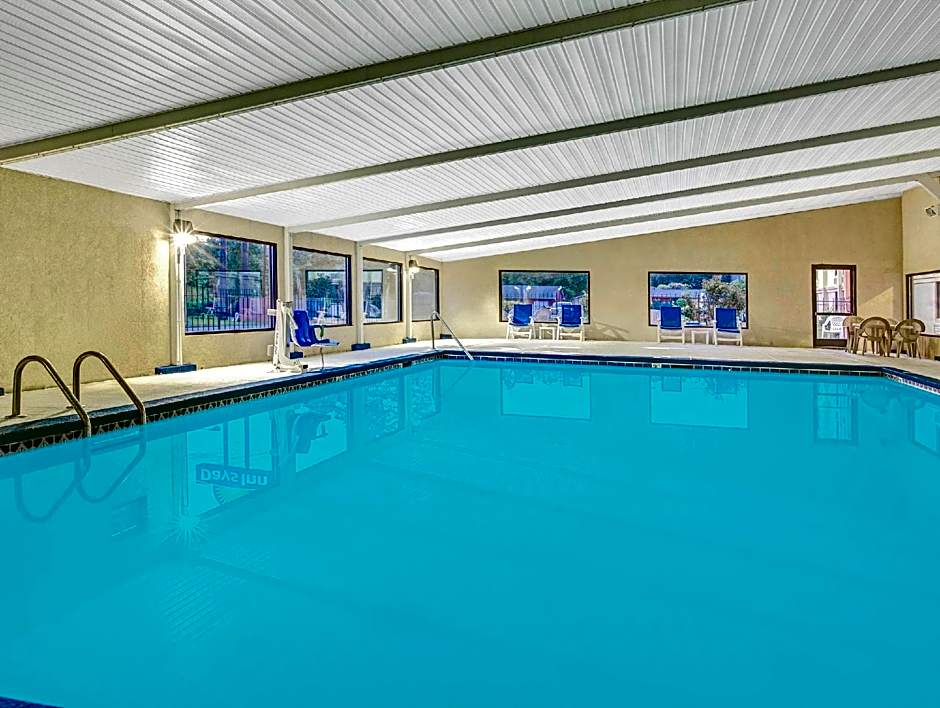 Clarion Inn & Suites Near Downtown
