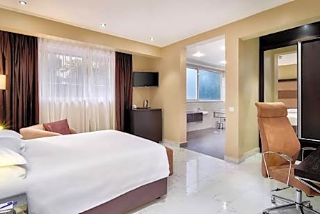 Club level, Guest room, 1 Queen, City view, Balcony