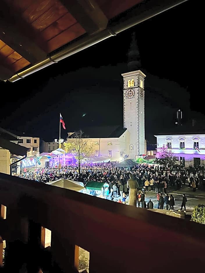 Hisa Rejmr with private parking