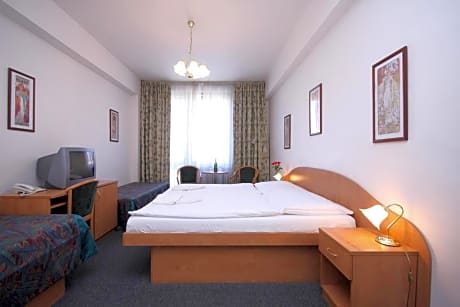 Quadruple room standard, 1 double and 2 twin beds