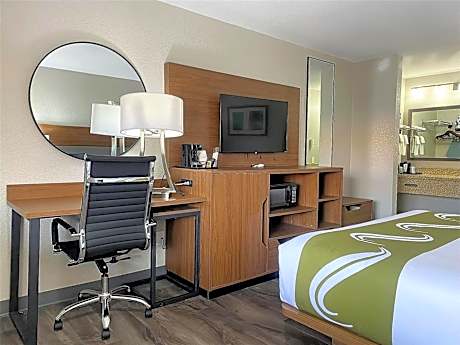 1 King Bed Non-Smoking Work Desk Lounge Chair Microwave And Refrigerator Full Breakfast