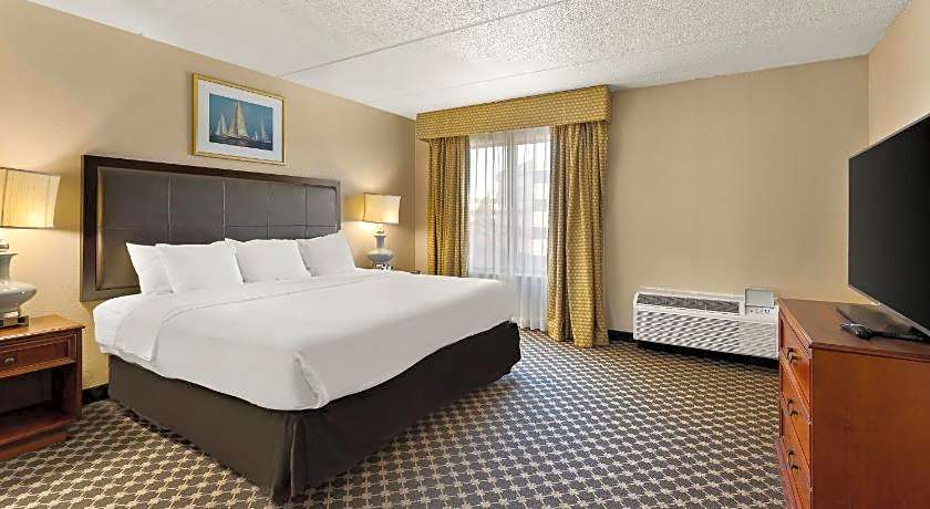 Hotel RL Cleveland Airport West