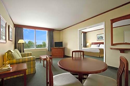 Travelodge Hotel by Wyndham Montreal Airport