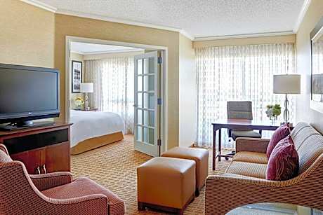 Suite, 1 Bedroom (Mobility/Hearing Accessible, Tub) (2 Double Beds)
