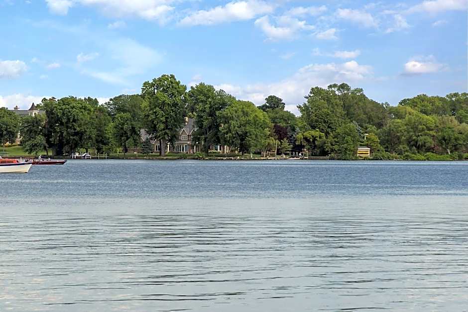 Days Inn by Wyndham Neenah