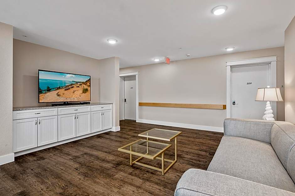 Gold Coast Inn ⁀➷ Breathtaking Sunsets ➠ Standard Lake View Room ➠ 106