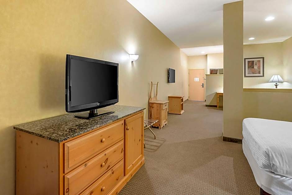Best Western Plus Revere Inn And Suites