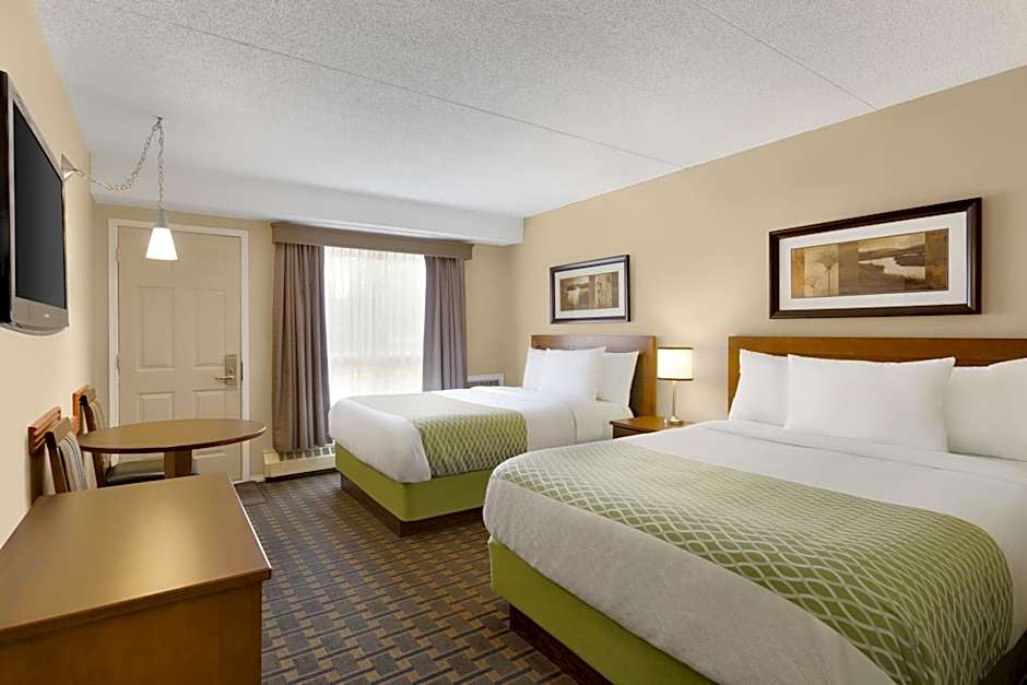 Colonial Square Inn & Suites