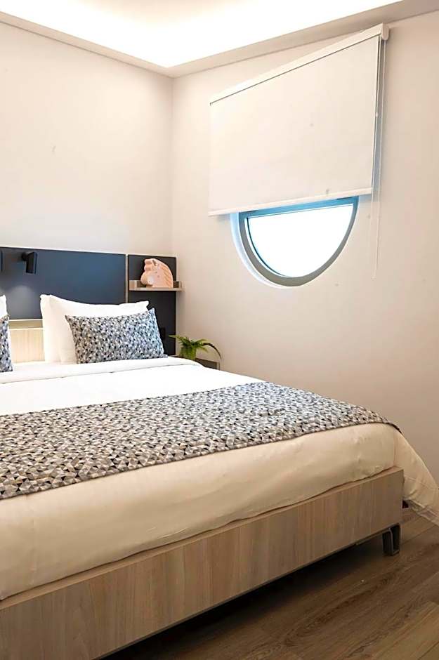 Photo 1 of 6 of Family Suite, Sea View