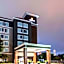 La Quinta Inn & Suites by Wyndham Arlington North Six Flags Drive