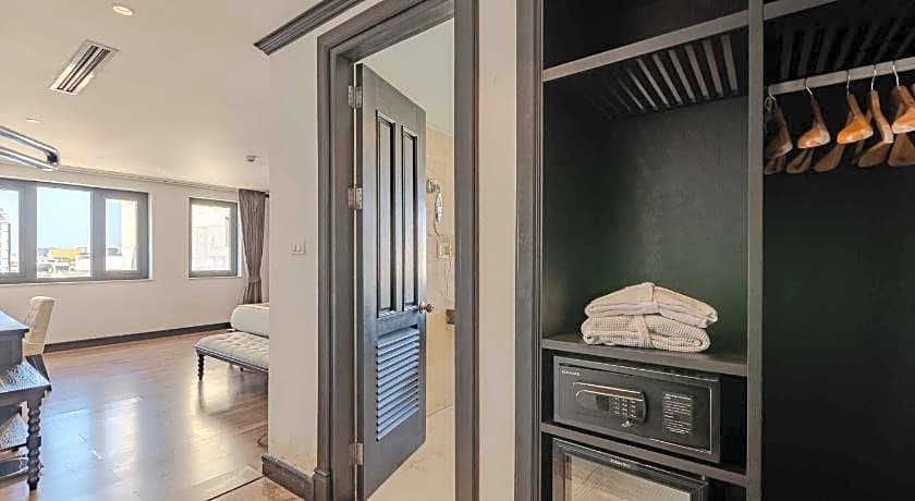 Aaron Riverview Hotel