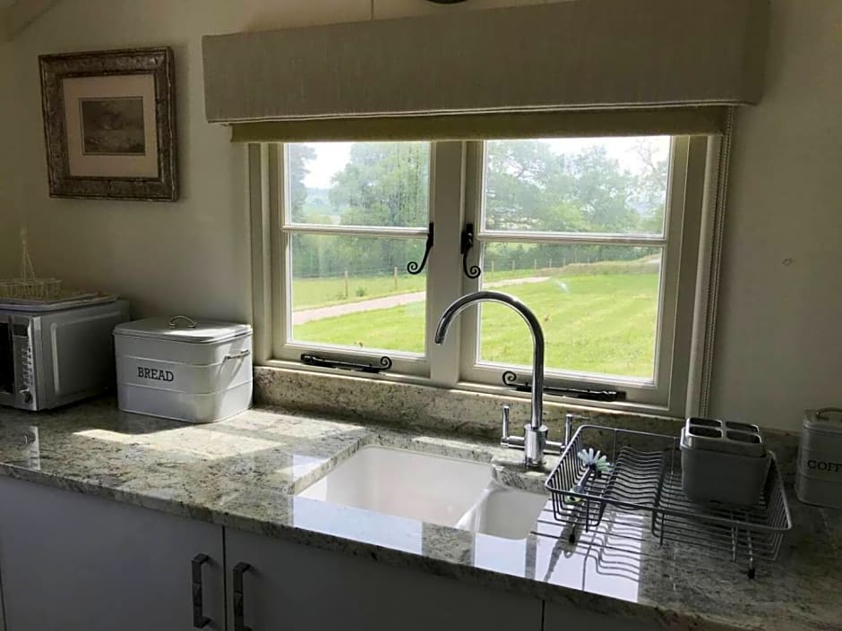 Stunning Shepherds Hut with Superb Views & Fire Pit near a Superb Gastro Pub