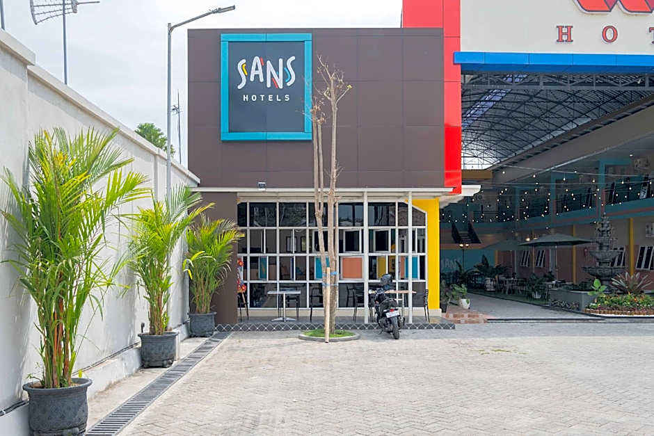 Sans WM Hotel Blitar