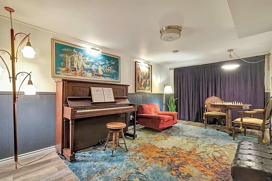 Retro vibe w hot tub piano lounge and vinyls