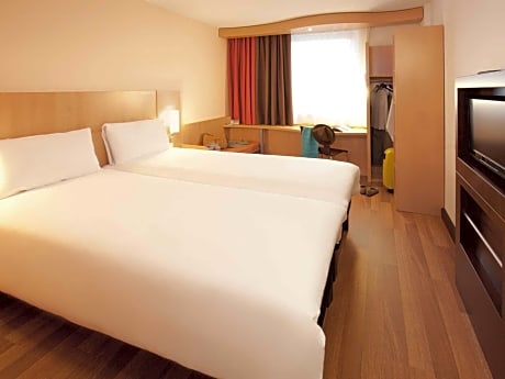 Room with twin beds 80x200 cm featuring the new  bedding