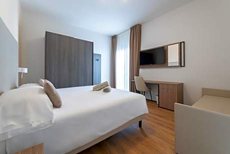 Superior Triple Room with Balcony and Lateral Sea View