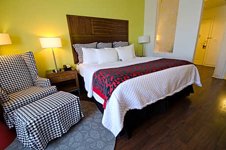 1 King Standard Communications Mobility Accessible