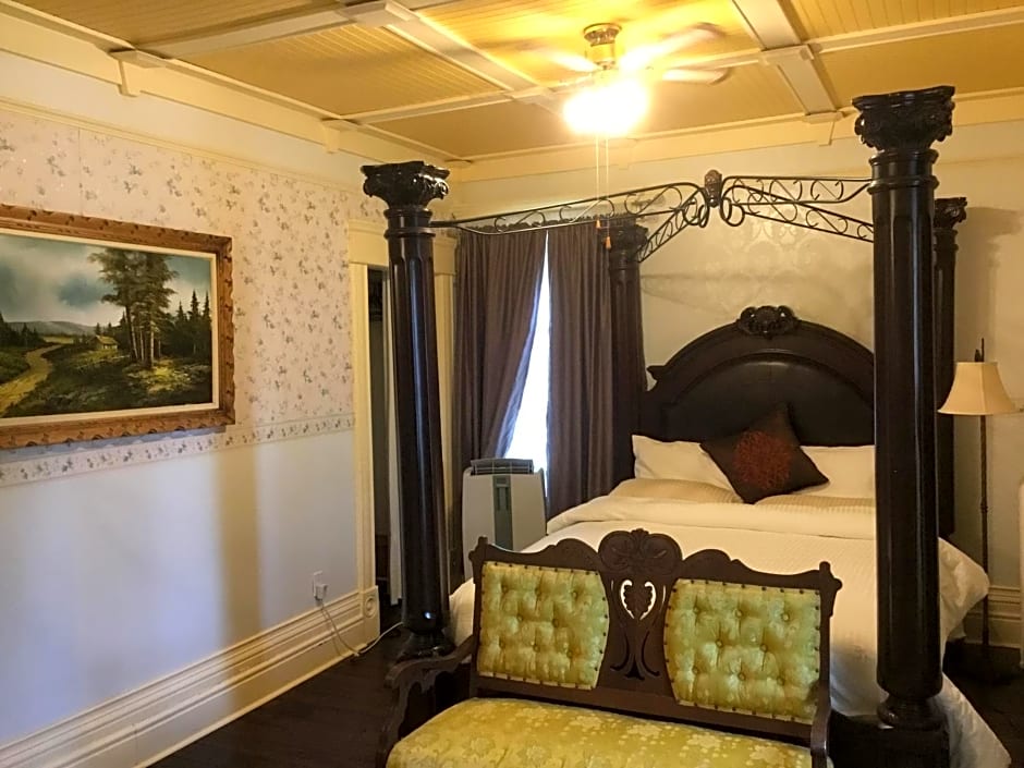 Marmora and Lake Inn and Victorian Diner