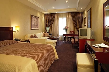 Deluxe Suite with Access to Indoor Swimming Pool & Spa