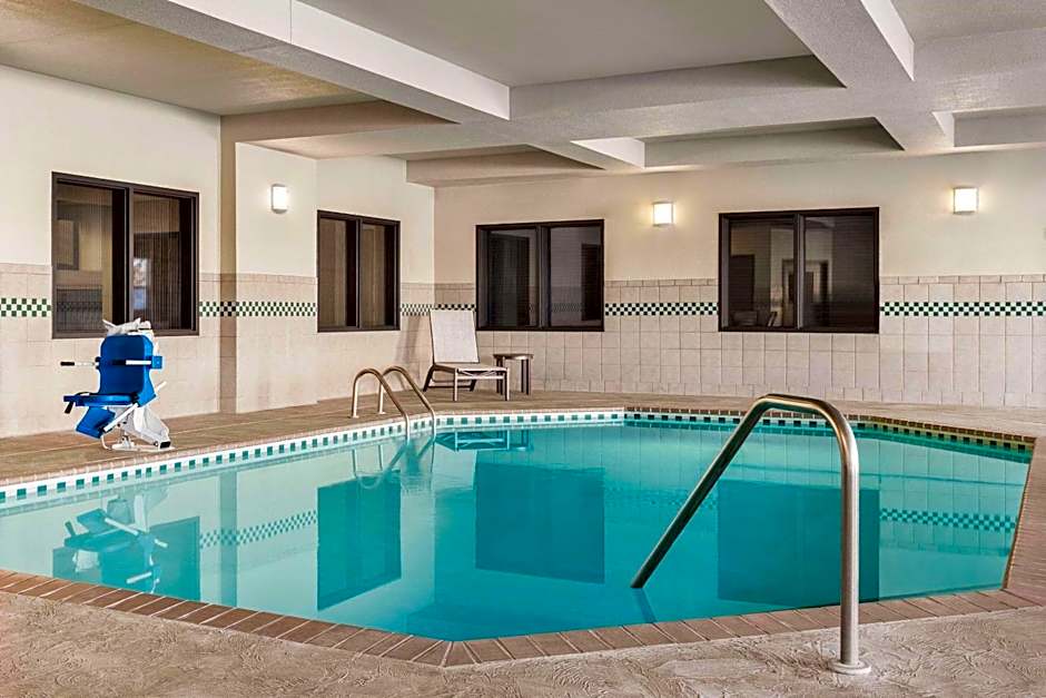 Country Inn & Suites by Radisson, St. Cloud East, MN