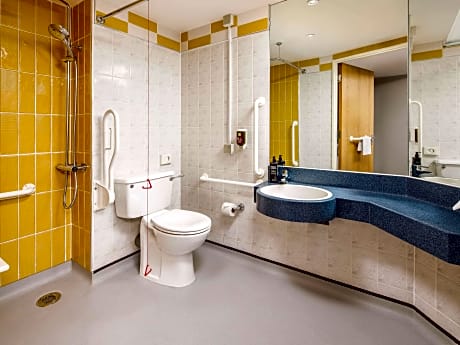 Accessible Room with 1 Queen Bed