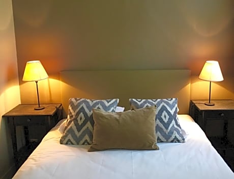 Basic Double Room with Shared Bathroom