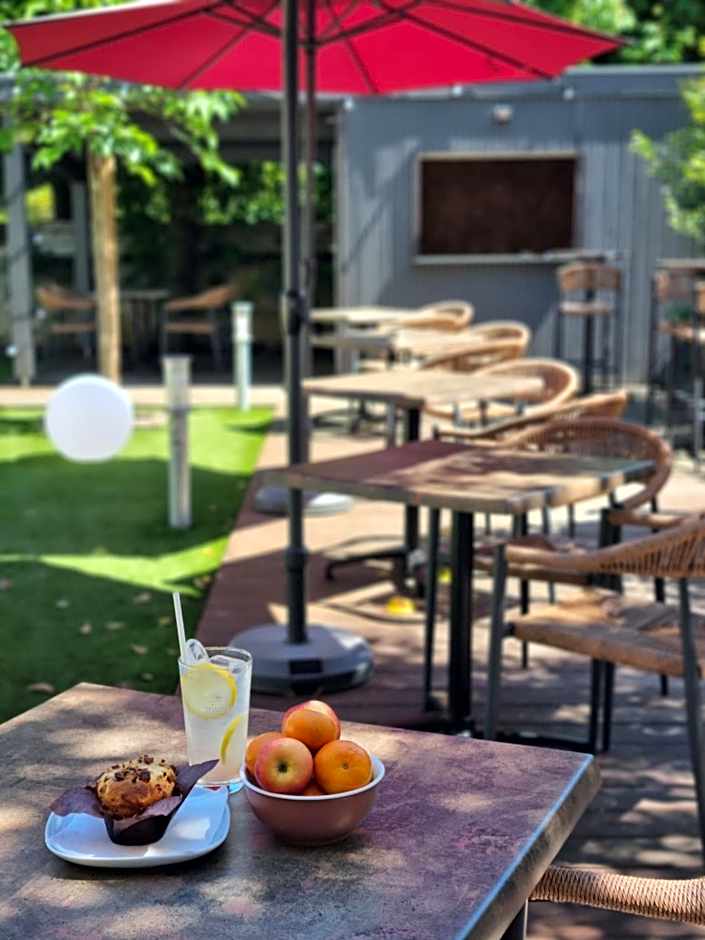 Bloom Hostel Bar & Garden