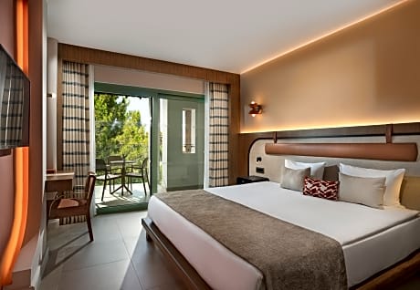 DELUXE FAMILY ROOM LAND SIDE