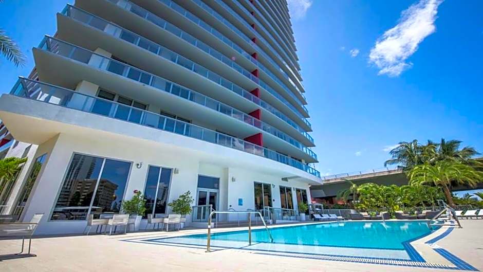 Spectacular View wBalcony Pool