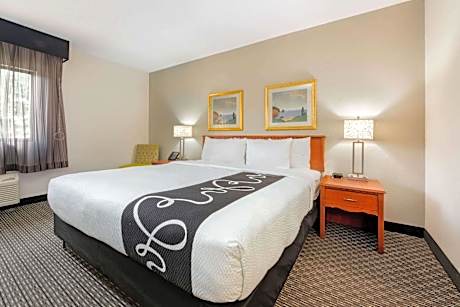 King Room with Bath Tub - Mobility Accessible/Non-Smoking