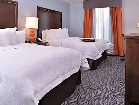 2 Queens Mobility Access W/tub Nonsmoking Microwv/fridge/hdtv/work Area Free Wi-fi/hot Breakfast Inc