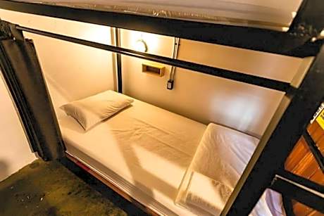 1 Person in 10-Bed Dormitory with Shared Bathroom - Mixed