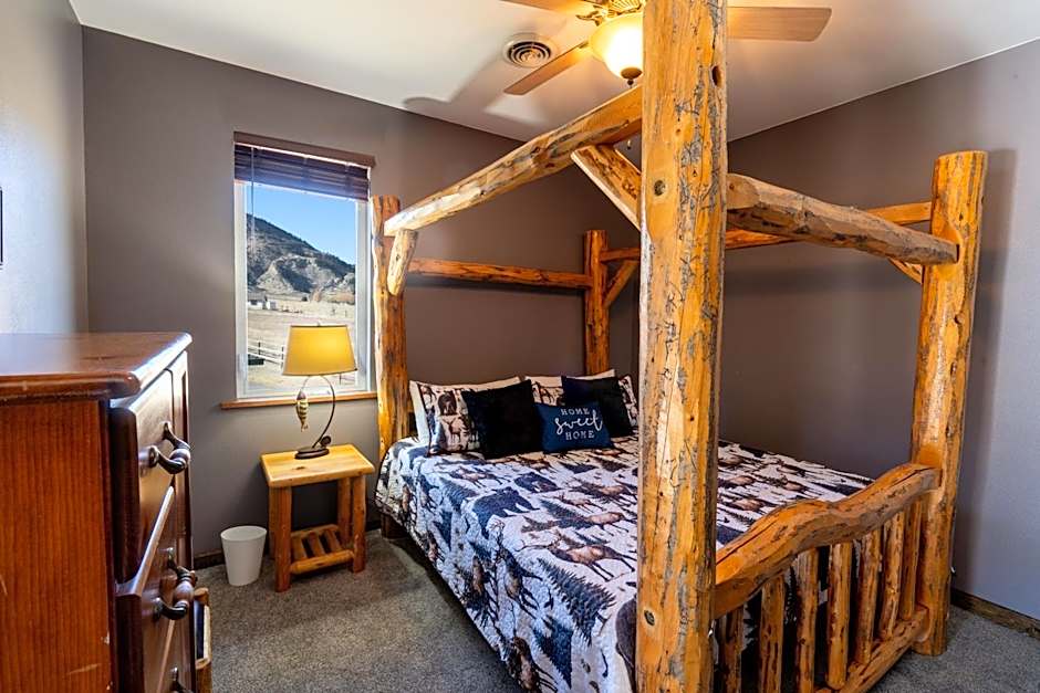 Bison Lodge - Lg Home - 2 bedrooms - less than 5 miles to Yellowstone North Entrance, Sleeps up to 8
