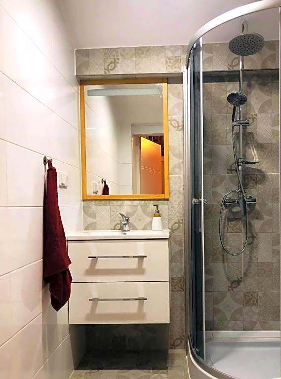 UNDERGROUND Jacuzzi Rooms