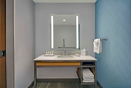 1 King Corner Suite Mobility Access W/Ri Shwr