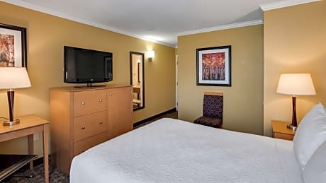 1 QUEEN BED,NSMK,NOPET,WHISPD,COFMKR,MICRFG,IRON,FULL BREAKFAST