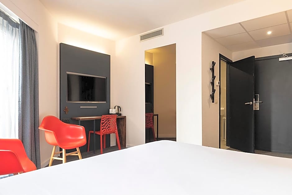Aris Grand Place Hotel