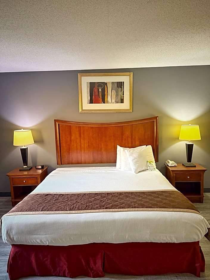 Lake Tree Inn & Suites