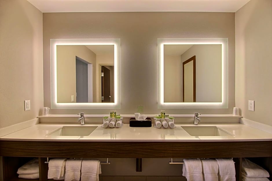 Holiday Inn Express & Suites Fond Du Lac By IHG