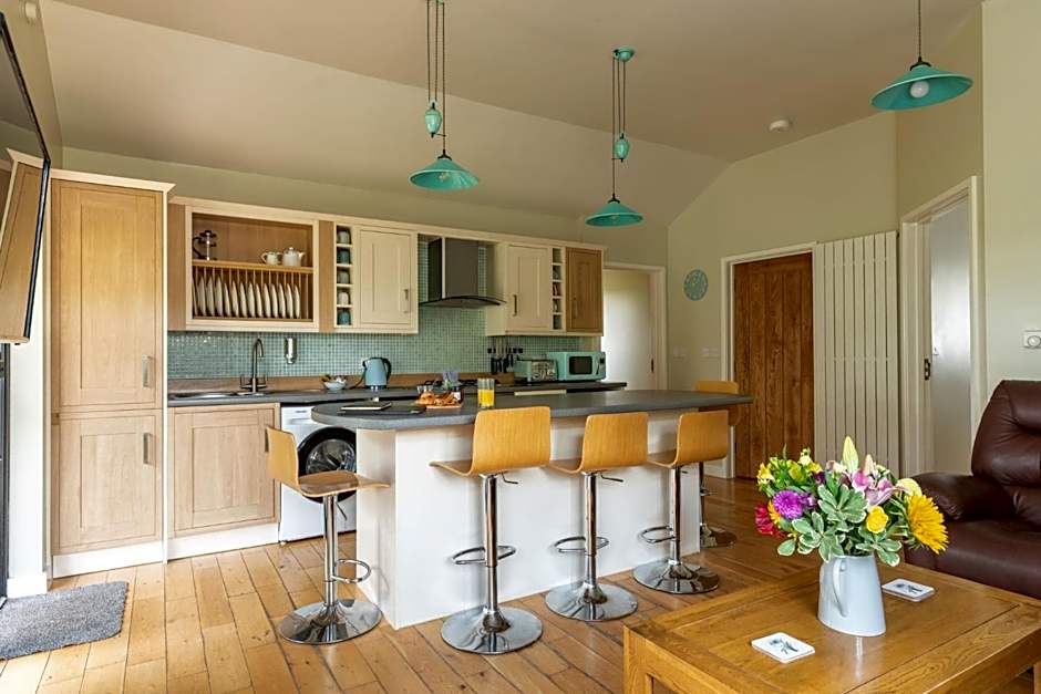 Tor Farm Lodges - Private Hot Tubs, Shared Seasonal Outdoor Pool, Dog Friendly