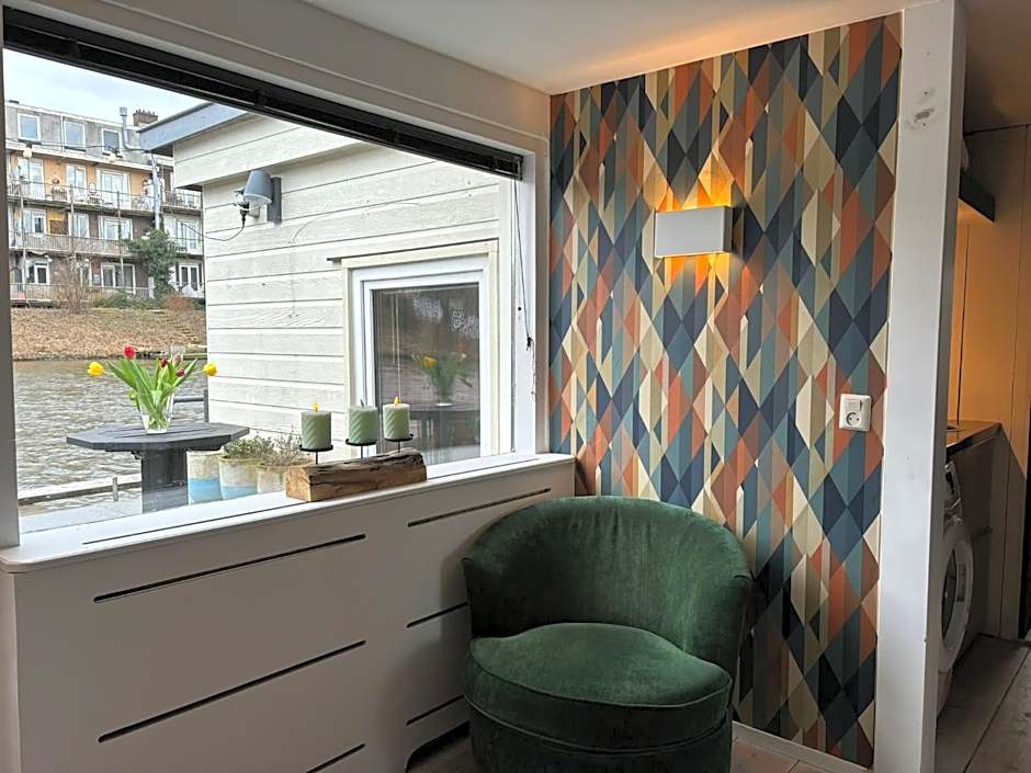 Luxury studio on Robs houseboat special for couples