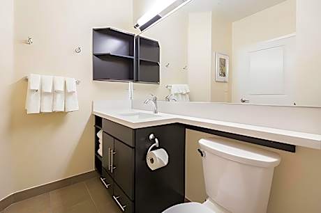 Queen Studio Suite - Mobility Access Tub/Non-Smoking