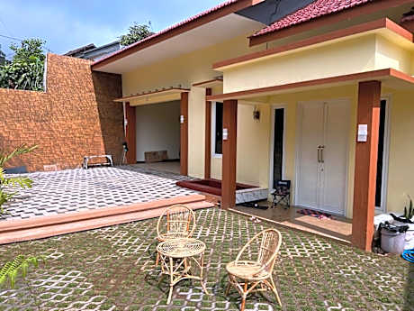 Villa Queena 4 Kamar Tidur (5 Bed)