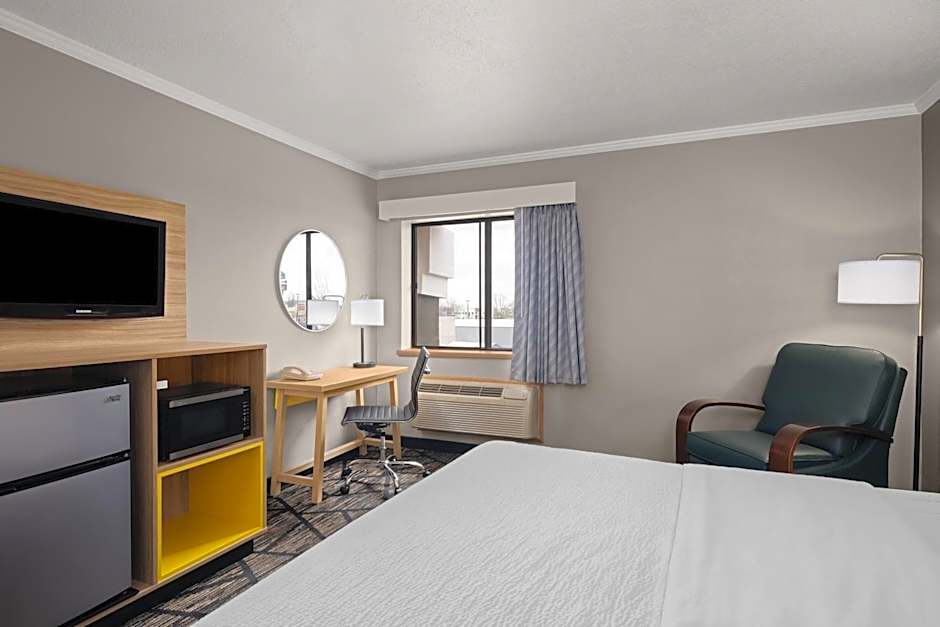 La Quinta Inn & Suites by Wyndham Milwaukee Airport / Oak Creek