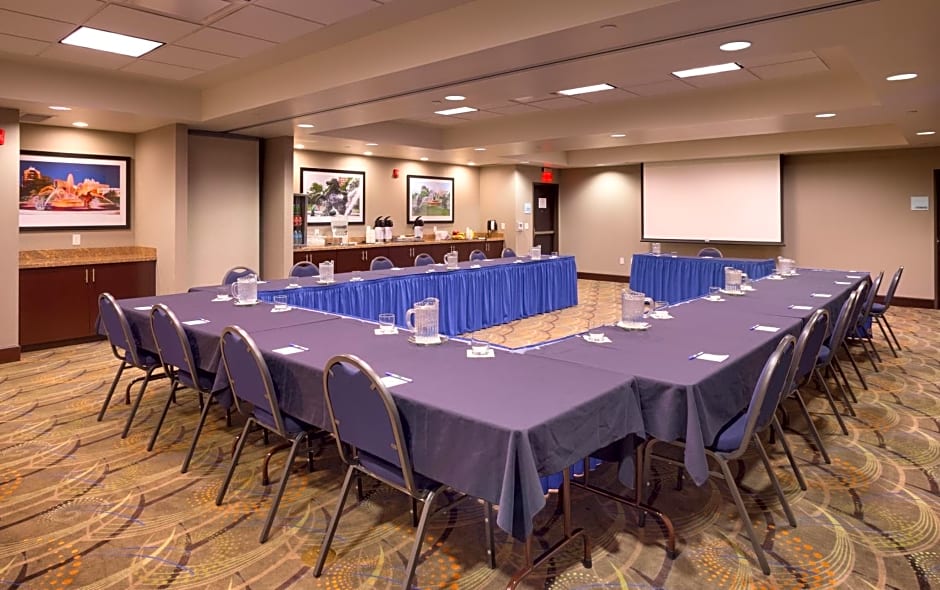 Holiday Inn Express & Suites Overland Park By IHG