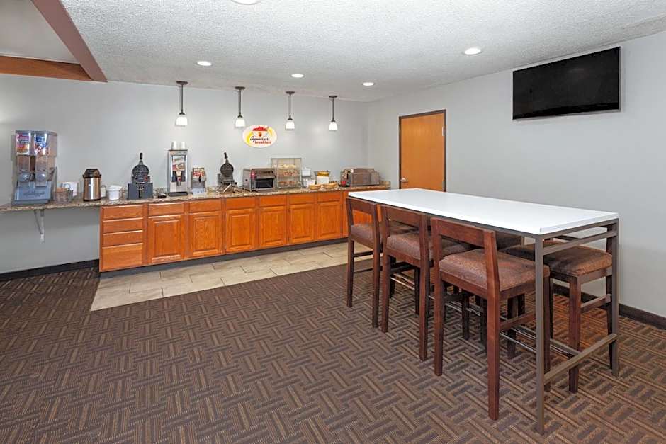 Super 8 by Wyndham Green Bay Near Stadium