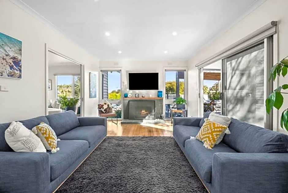 Torquay Springs with pool 600m to beach