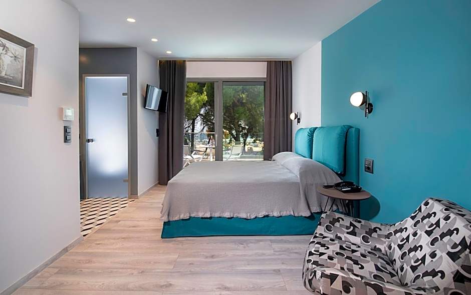 Lagomandra Luxury Suites with Private Pools