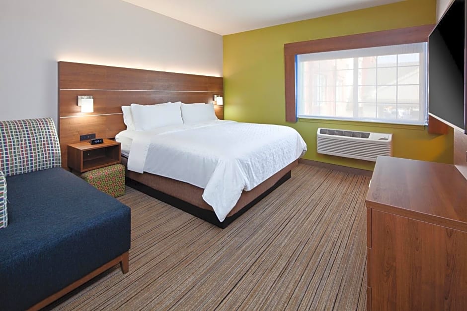 Holiday Inn Express & Suites Tulare